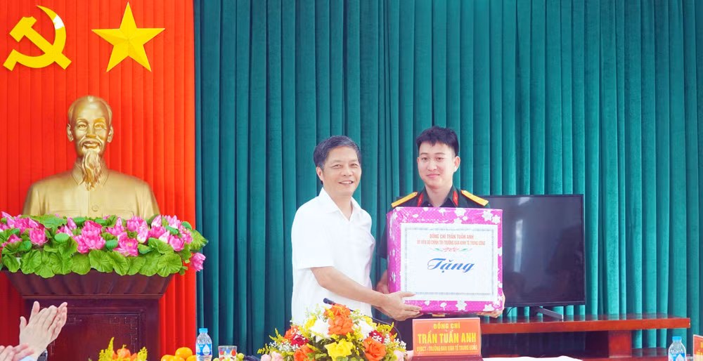 Đồng chí Trần Tuấn Anh tặng quà cho Trung đội đảo La.