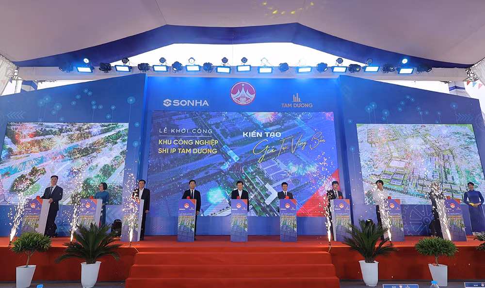 Các đại biểu bấm nút khởi công dự án.