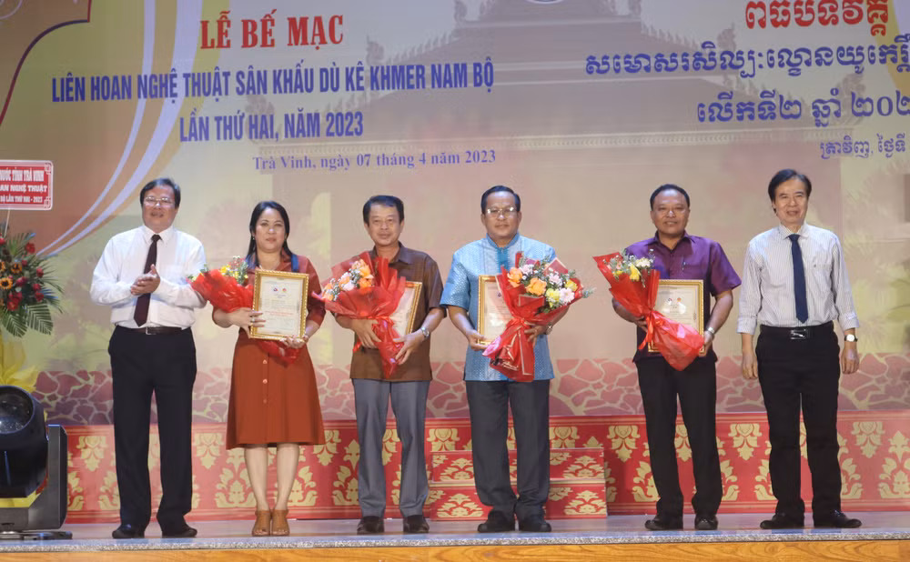 Tại buổi lễ, các diễn viên xuất sắc được tặng hoa, khen thưởng. Tại buổi lễ, các diễn viên xuất sắc được tặng hoa, khen thưởng.