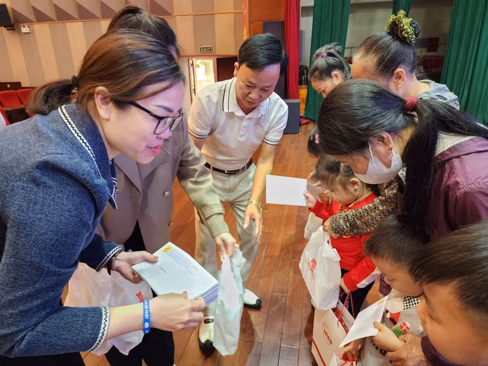 Đại diện Công ty cổ phần Đầu tư Trung Quý Bắc Ninh trao quà cho các cháu nhỏ mồ côi.