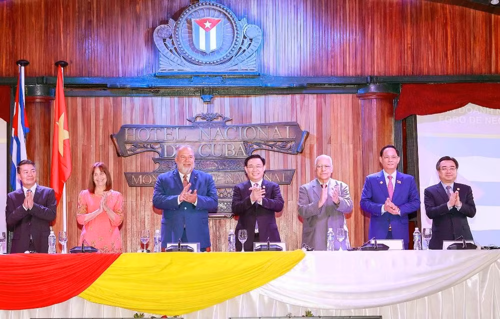 Chủ tịch Quốc hội Vương Đình Huệ và Thủ tướng Cộng hòa Cuba Manuel Marrero Cruz dự Diễn đàn thương mại và đầu tư Việt Nam-Cuba. (Ảnh: TTXVN)