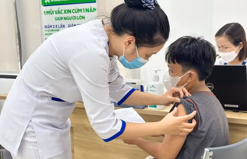 Tiêm vaccine là cách phòng bệnh chủ động.