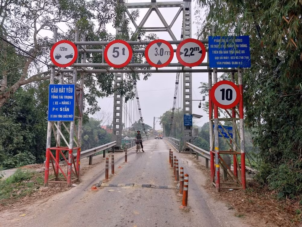 Sau gần 40 năm khai thác, cầu treo Sông Giăng ở huyện Thanh Chương bị xuống cấp nghiêm trọng. (Ảnh: Điền Bắc)