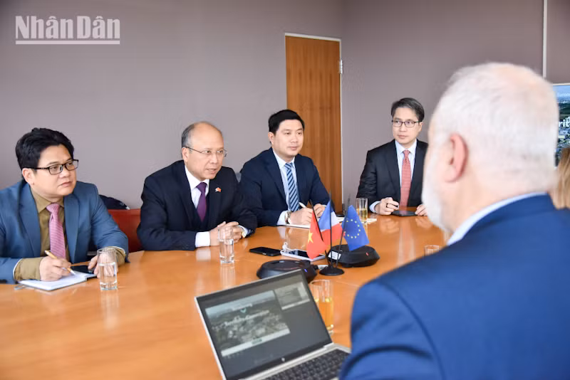 Đại sứ Đinh Toàn Thắng đánh giá cao vị trí trung tâm của thành phố Strasbourg, thủ phủ vùng Grand Est. (Ảnh: MINH DUY) Đại sứ Đinh Toàn Thắng đánh giá cao vị trí trung tâm của thành phố Strasbourg, thủ phủ vùng Grand Est. (Ảnh: MINH DUY)