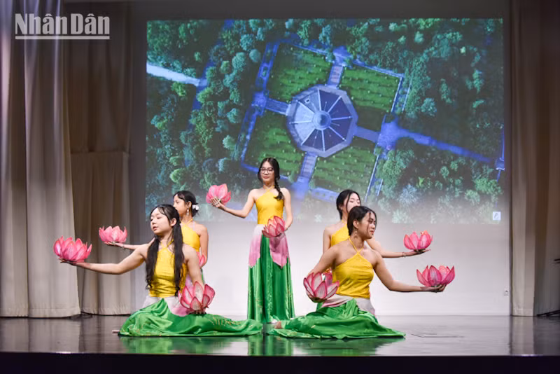 Không gian văn hóa đậm chất Việt Nam được tái hiện trên sâu khấu của Viện INALCO. (Ảnh: KHẢI HOÀN)