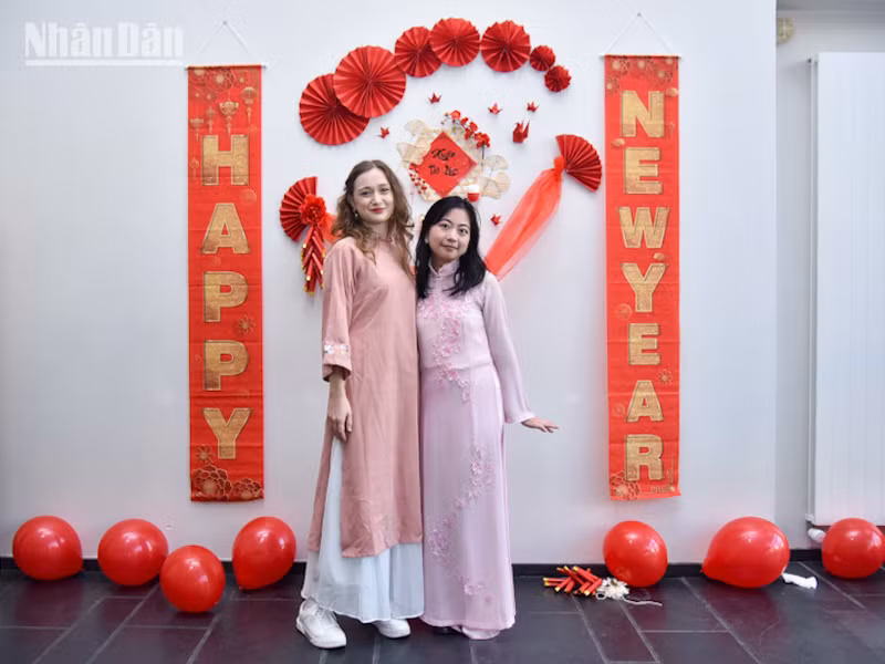 Hai bạn Hoàng Thanh Mai và Eulalie Favard lựa chọn áo dài để thể hiện tình yêu với văn hóa Việt Nam. (Ảnh: MINH DUY)