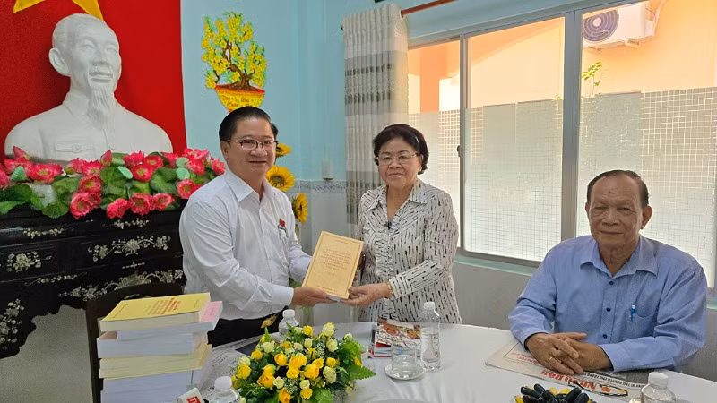 Chủ tịch Ủy ban nhân dân thành phố Cần Thơ tặng sách của Tổng Bí thư Nguyễn Phú Trọng cho CLB Hưu trí.