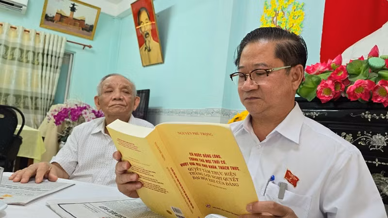 Đồng chí Trần Việt Trường tâm đắc với những tác phẩm là di sản của Tổng Bí thư Nguyễn Phú Trọng.