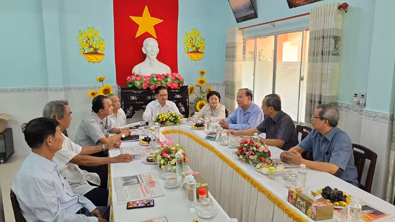 Chủ tịch UBND thành phố Cần Thơ Trần Việt Trường thăm CLB Hưu Trí thành phố nhân kỷ niệm 77 năm Ngày Thương binh-Liệt sĩ.