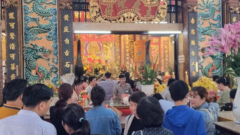 Ngay sau thời khắc giao thừa tiễn năm Quý Mão, đón năm Giáp Thìn, khách hành hương đã đến viếng Miếu Bà Chúa xứ Núi Sam. Ngay sau thời khắc giao thừa tiễn năm Quý Mão, đón năm Giáp Thìn, khách hành hương đã đến viếng Miếu Bà Chúa xứ Núi Sam.