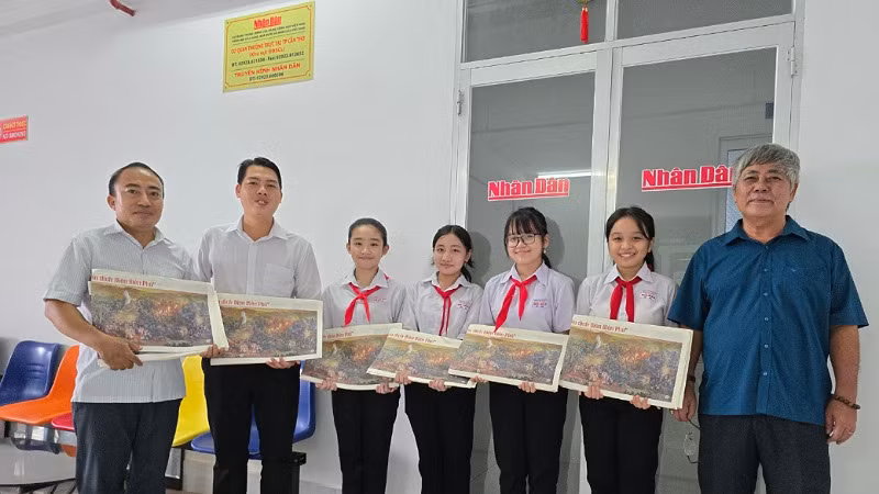 Liên Đội Trường trung học cơ sở Đoàn Thị Điểm, quận Ninh Kiều, thành phố Cần Thơ đến nhận tranh.