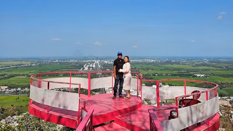 Cầu tình yêu trên đỉnh núi của Khu du lịch Cáp treo Núi Sam được bạn trẻ đến check-in trong ngày Valentine.