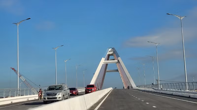 Xe lưu thông qua cầu Trần Hoàng Na sáng nay, 26/4. Xe lưu thông qua cầu Trần Hoàng Na sáng nay, 26/4.