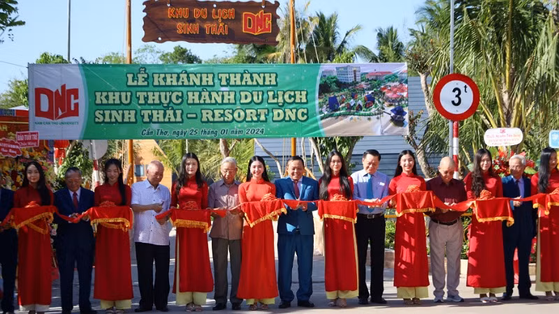 Các đại biểu cắt băng khánh thành khu thực hành du lịch sinh thái Trường Đại học Nam Cần Thơ.