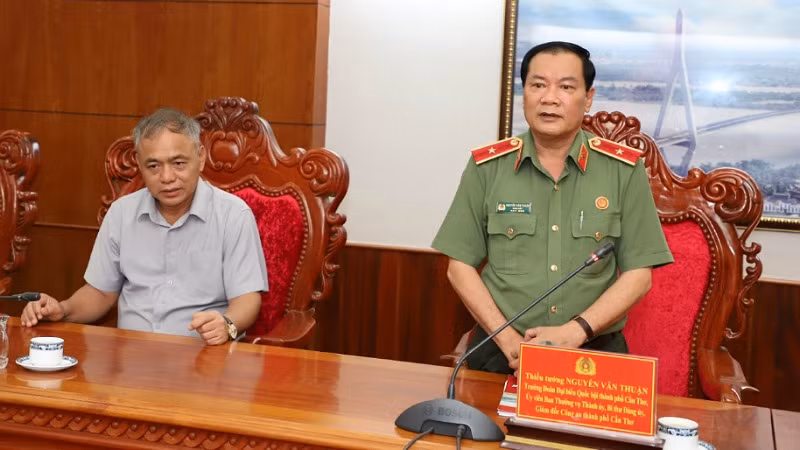 Thiếu tướng Nguyễn Văn Thuận (đứng), Giám đốc Công an thành phố Cần Thơ báo cáo tình hình thực hiện đợt cao điểm với đoàn công tác Bộ Công an. Thiếu tướng Nguyễn Văn Thuận (đứng), Giám đốc Công an thành phố Cần Thơ báo cáo tình hình thực hiện đợt cao điểm với đoàn công tác Bộ Công an.