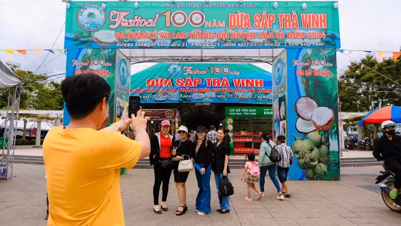 Du khách chụp ảnh lưu niệm tại Festival 100 năm dừa sáp Trà Vinh. Du khách chụp ảnh lưu niệm tại Festival 100 năm dừa sáp Trà Vinh.
