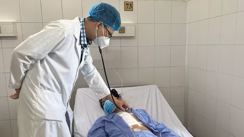 Bệnh nhân có vết thương thấu tim được bệnh viện báo động đỏ cứu sống kịp thời.