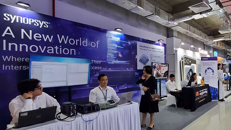Tháng 10/2023, Trung tâm Đổi mới sáng tạo quốc gia Việt Nam và Synopsys (Mỹ) ký thỏa thuận hợp tác phát triển nguồn nhân lực tài năng thiết kế vi mạch. Trong ảnh: Synopsys tham gia Triển lãm quốc tế Đổi mới sáng tạo Việt Nam 2023.