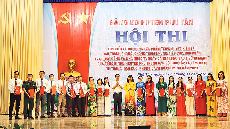 Ban tổ chức tặng quà lưu niệm cho các thí sinh tham gia hội thi.