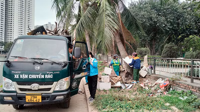 Công nhân môi trường đô thị thu gom rác thải tại khu vực hồ Linh Đàm (quận Hoàng Mai, Hà Nội). (Ảnh ÁI VÂN)