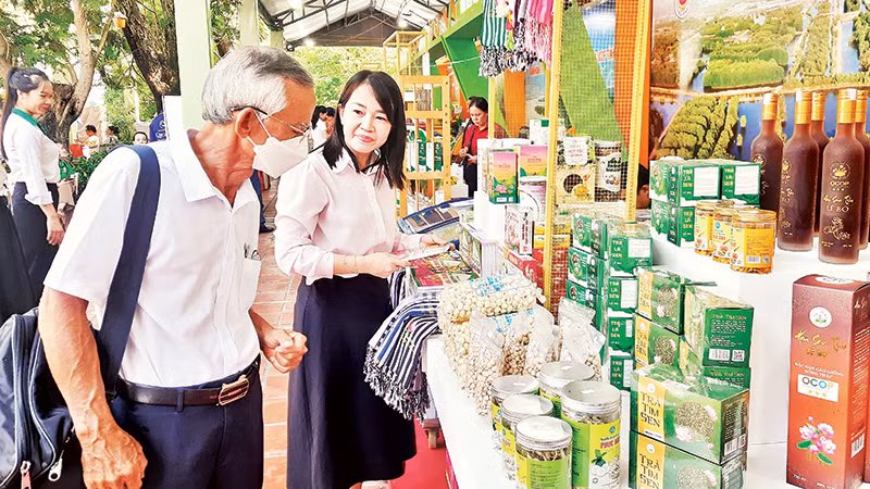 Người tiêu dùng tham quan, mua sắm sản phẩm OCOP tại gian hàng trưng bày sản phẩm OCOP tỉnh Đồng Tháp.