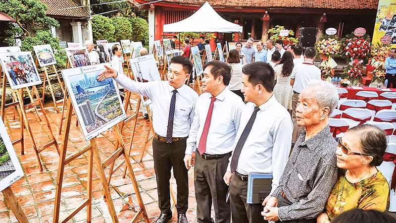 Khách tham quan triển lãm "Hà Nội trong tôi" năm 2024. (Ảnh CTV)