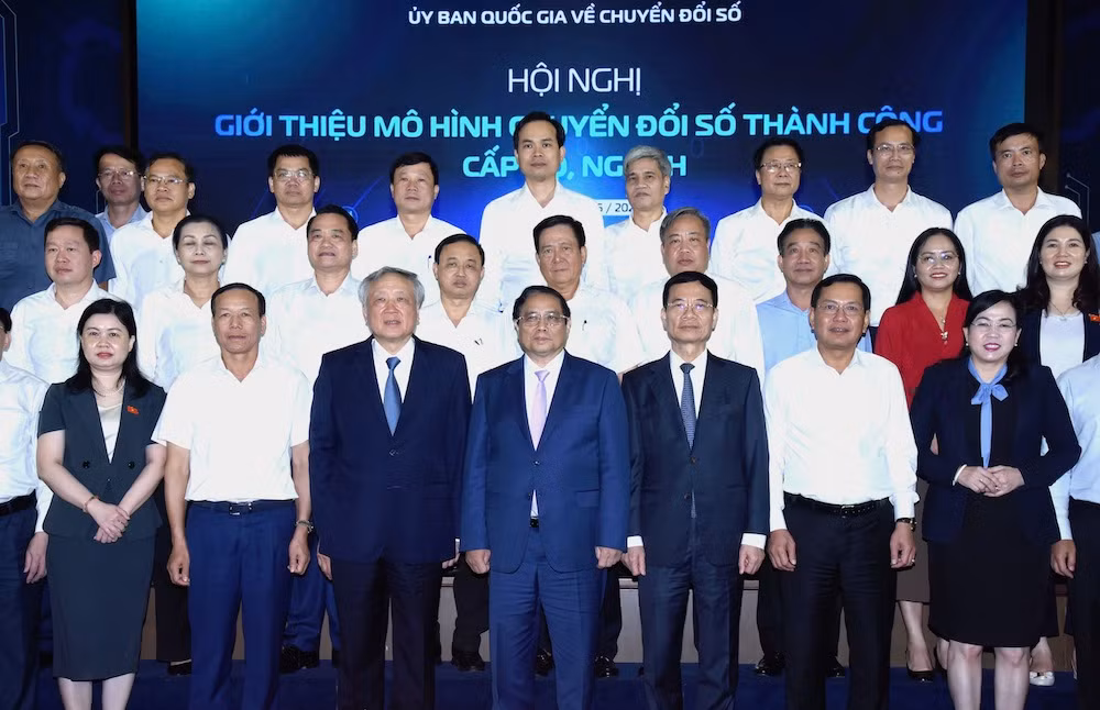Thủ tướng Phạm Minh Chính với các đại biểu dự Hội nghị giới thiệu mô hình chuyển đổi số thành công cấp bộ, ngành