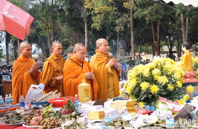 Lễ cầu siêu anh linh liệt sĩ hy sinh trên chiến trường Campuchia. (Ảnh: ĐỨC THỤY)