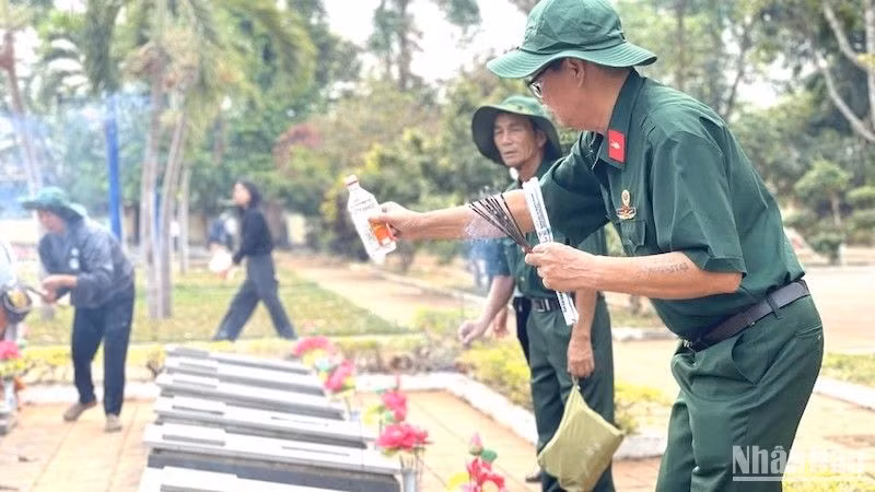 Sau lễ cầu siêu các cựu chiến binh đã cùng tỏa đi thắp hương trên các phần mộ, tưởng niệm đồng đội nằm lại tại Nghĩa trang Liệt sĩ Đức Cơ. (Ảnh: ĐỨC THỤY)