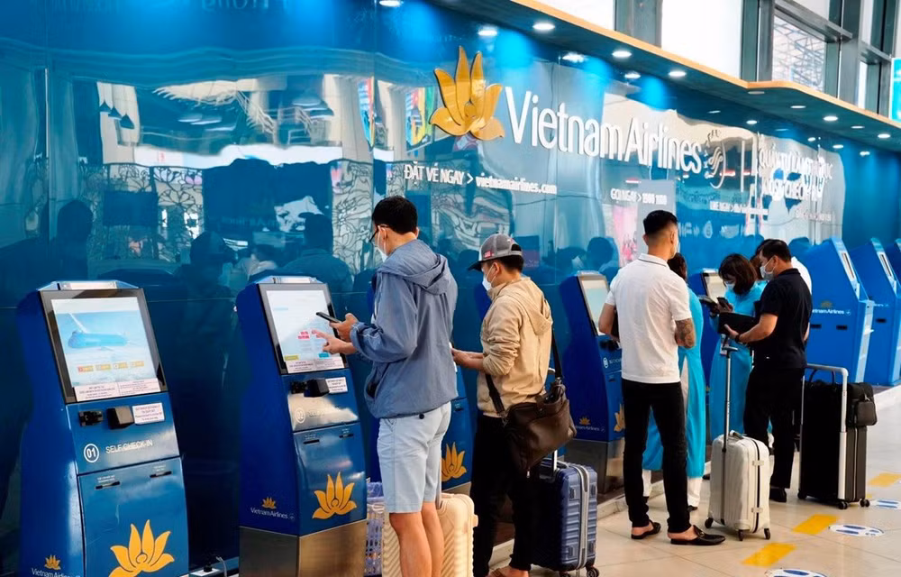 Hành khách tự làm thủ tục check in tại sân bay.