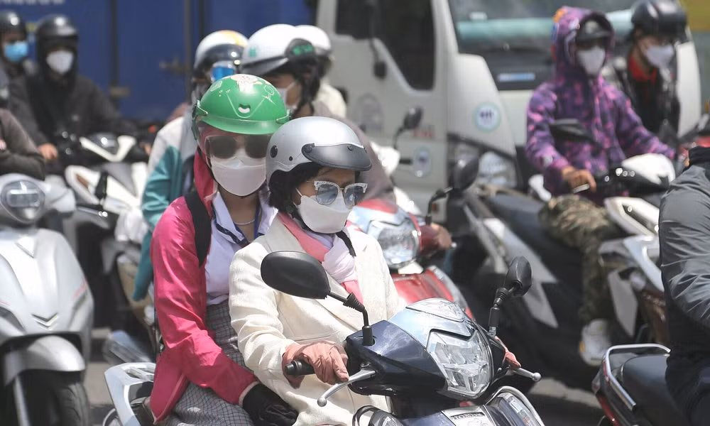 Người dân lưu thông giữa thời tiết nắng nóng trên đường Phạm Văn Bạch, quận Tân Bình (Thành phố Hồ Chí Minh), ngày 12/3 vừa qua. Ảnh: Đình Văn