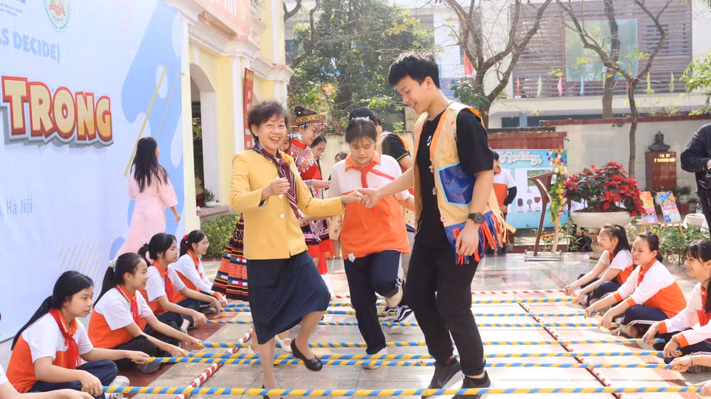 Nhà báo Lan Minh luôn hết mình, hòa đồng với trẻ em trong các hoạt động.