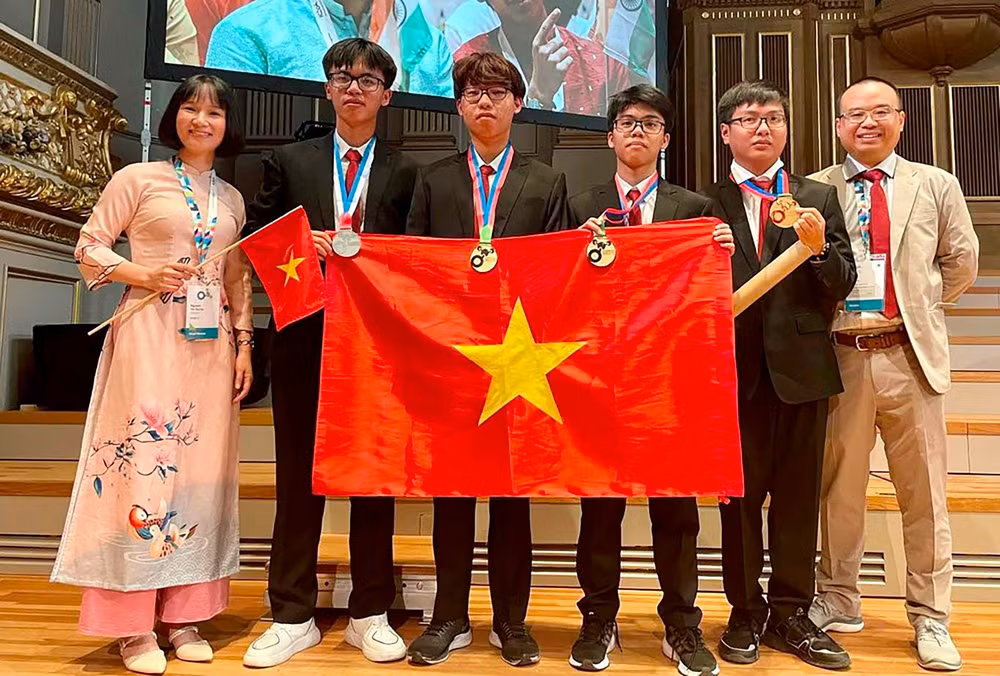 Đội tuyển quốc gia Việt Nam dự Olympic Hóa học Quốc tế (IChO) năm 2023, với kết quả ba Huy chương Vàng và một Huy chương Bạc; trong đó có hai học sinh nằm trong tốp 10 điểm cao nhất. Ảnh: Bộ Giáo dục và Đào tạo. Đội tuyển quốc gia Việt Nam dự Olympic Hóa học Quốc tế (IChO) năm 2023, với kết quả ba Huy chương Vàng và một Huy chương Bạc; trong đó có hai học sinh nằm trong tốp 10 điểm cao nhất. Ảnh: Bộ Giáo dục và Đào tạo.