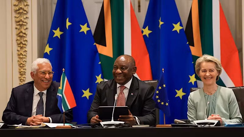Tổng thống Nam Phi Cyril Ramaphosa, Chủ tịch Hội đồng Châu Âu Antonio Costa và Chủ tịch Ủy ban Châu Âu Ursula von der Leyen tham dự hội nghị thượng đỉnh EU-Nam Phi lần thứ 8, ngày 13/3/2025. (Ảnh: Reuters/TTXVN)
