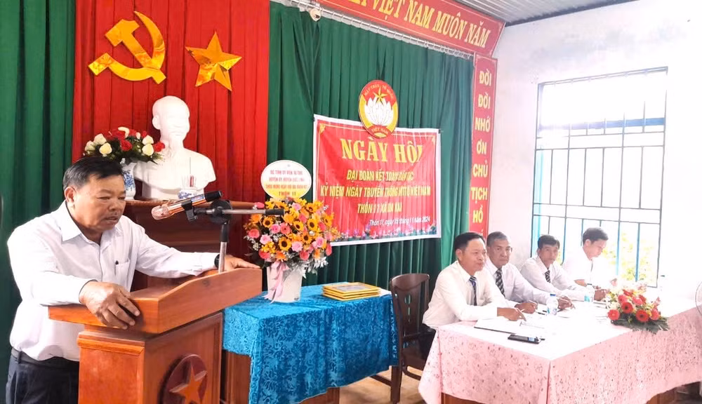 Bí thư Huyện ủy Đức Linh vui Ngày hội Đại đoàn kết cùng nhân dân thôn 11, xã Đa Kai.