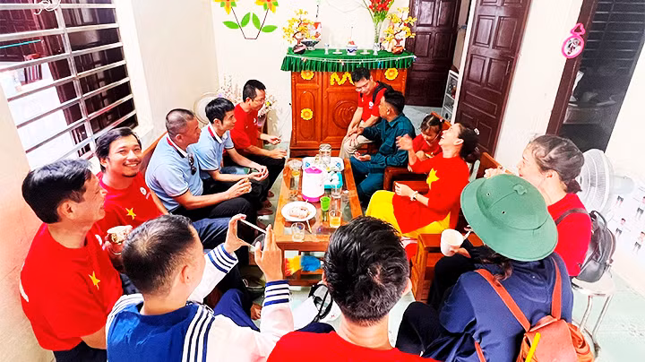 Không khí sinh hoạt vui vẻ giữa quân và dân tại một gia đình trên đảo Song Tử Tây.