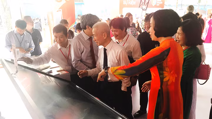 Tìm hiểu ứng dụng công nghệ trong báo chí tại Hội báo toàn quốc 2024. Ảnh: HOÀNG HOA