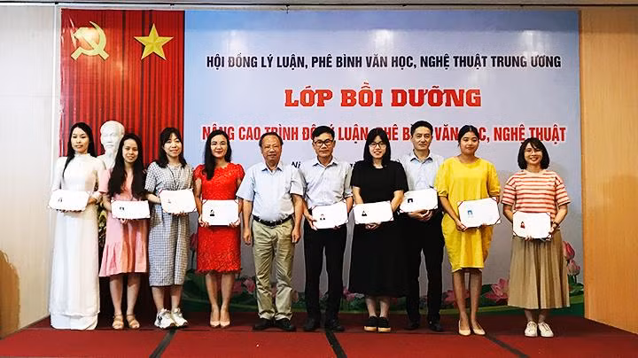 Bồi dưỡng lý luận, phê bình trẻ