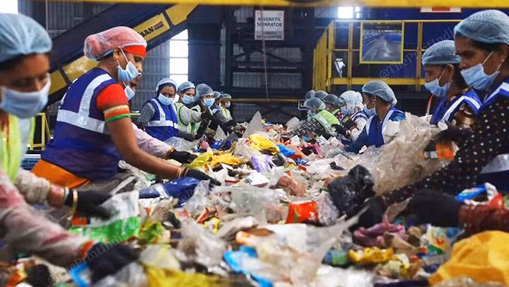 Phân loại rác tại một cơ sở tái chế ở Indore. Ảnh: UNDP