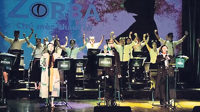 Cảnh trong vở diễn “Zorba - chú mèo thám tử”. Cảnh trong vở diễn “Zorba - chú mèo thám tử”.