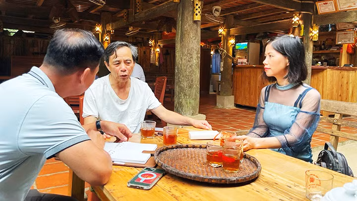 Ông Hà Huy Giáp (giữa) Bí thư chi bộ thôn Đôn. Ảnh: TÂM THANH