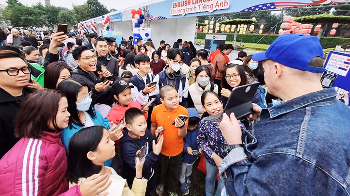 Các em nhỏ tham gia trò chơi tiếng Anh. Ảnh: ĐẠI SỨ QUÁN MỸ Các em nhỏ tham gia trò chơi tiếng Anh. Ảnh: ĐẠI SỨ QUÁN MỸ