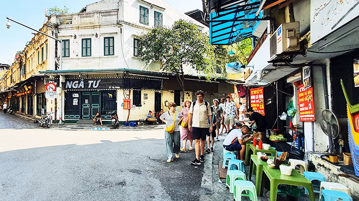 Hàng quán chiếm hết vỉa hè tại phố Tạ Hiện.