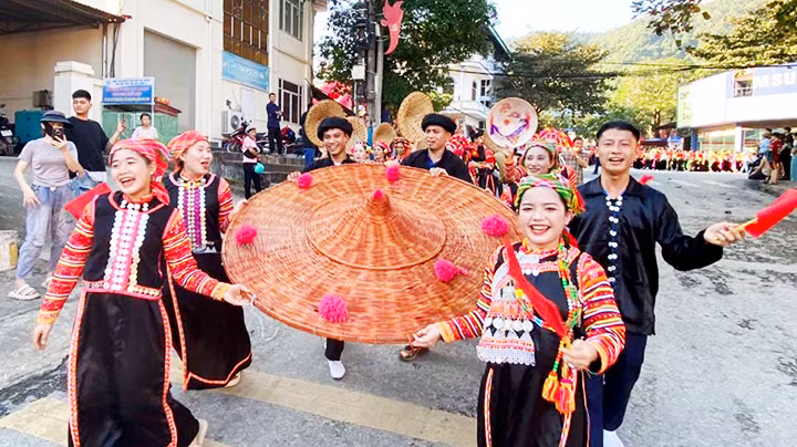 Mỗi dân tộc có những nét văn hóa đặc sắc riêng. Mỗi dân tộc có những nét văn hóa đặc sắc riêng.