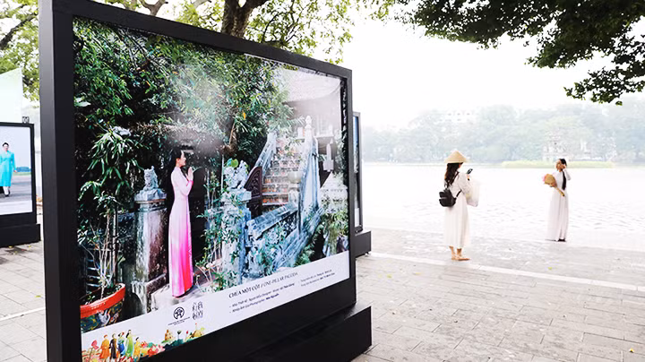 Không gian triển lãm ảnh về áo dài Hà Nội.