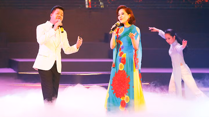 Ca sĩ Đăng Dương (trái) trong một chương trình âm nhạc. Ảnh: K.MINH