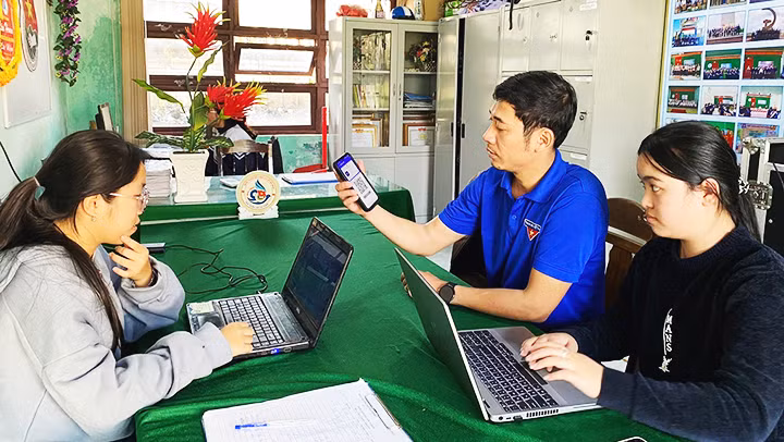 Hỗ trợ đoàn viên là học sinh cập nhật thông tin để đồng bộ Sổ đoàn viên, Thẻ đoàn viên điện tử.