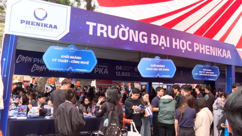 Trường Đại học Phenikaa tích hợp các khóa học online vào các chương trình đào tạo để sinh viên cập nhật những kiến thức mới về công nghệ.