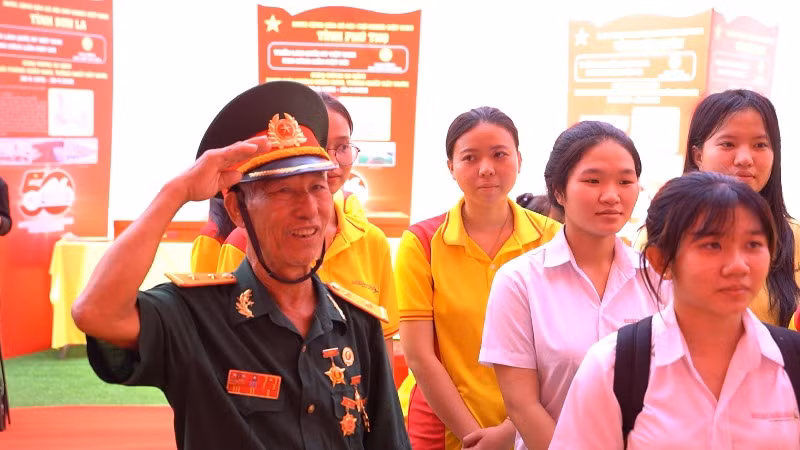 Ông Trần Thế Dũng, cựu chiến sĩ Biệt Động Sài Gòn Gia Định - Dũng sĩ Diệt Mỹ, tham dự triển lãm.