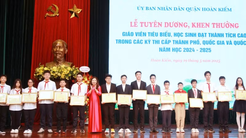 Khen thưởng các học sinh đạt thành tích cao học năm học 2024-2025.